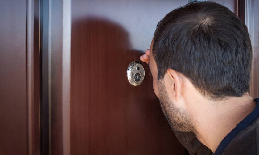 ΠΡΟΣΟΧΗ: Να γιατί πρέπει να καλύπτετε πάντα το ματάκι της πόρτας