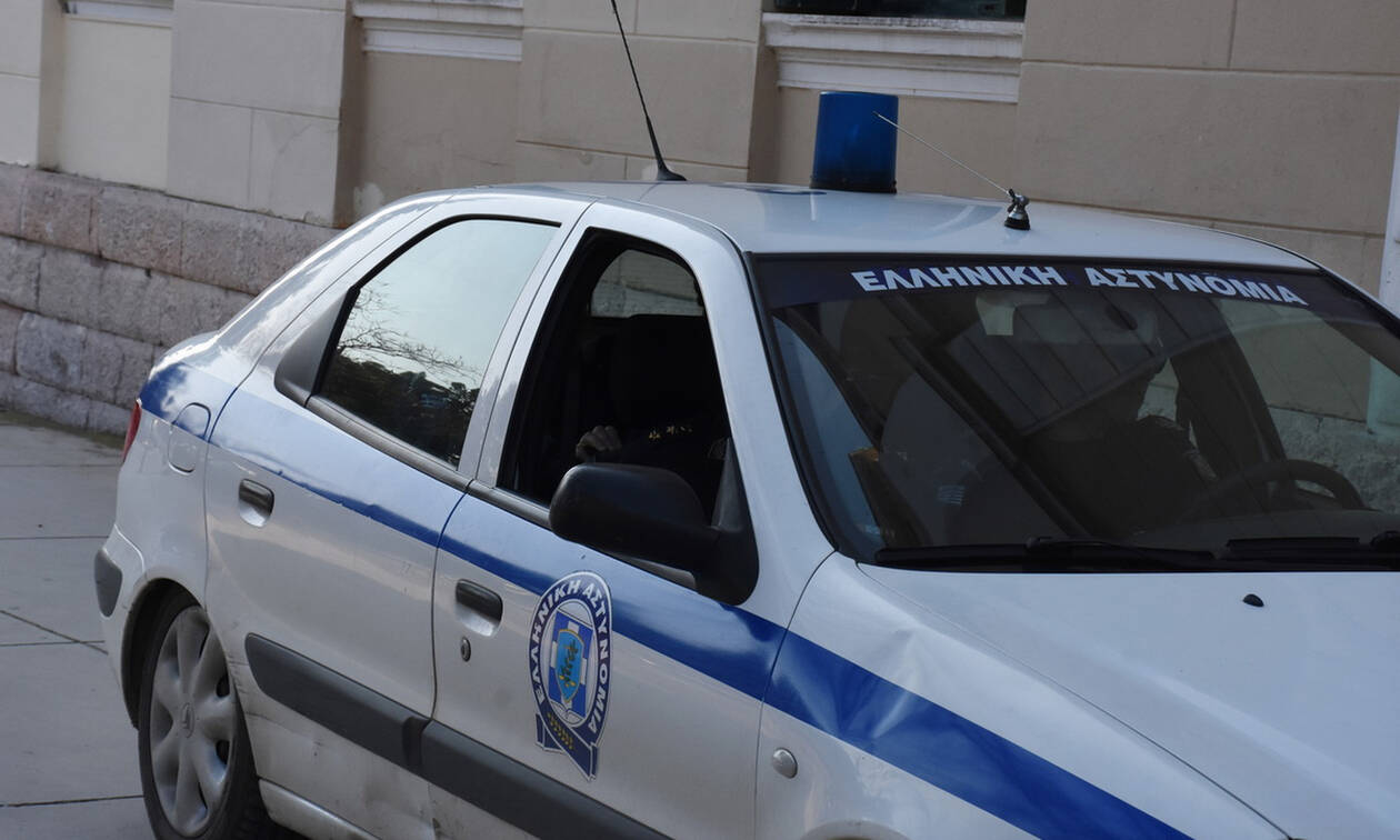 Σύλληψη 34χρονου άντρα με πτυσσόμενο γκλοπ κάτω από τα γραφεία του ΣΥΡΙΖΑ 