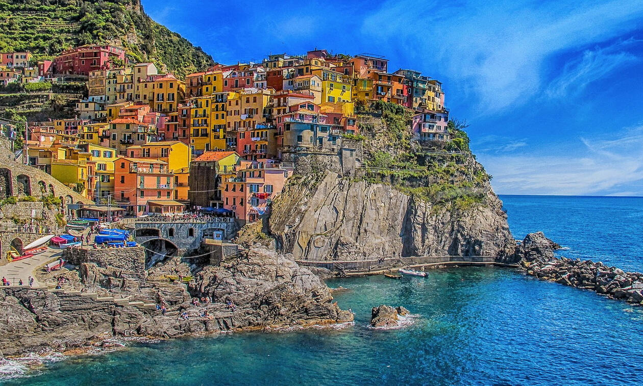 Ιταλία: Τέλος οι τουρίστες με «σαγιονάρες» στα Cinque Terre - 2.500 ευρώ το πρόστιμο! (pics)