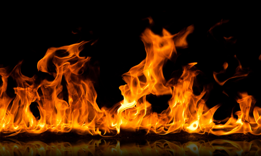 ΣΟΚ: Έκαψε ζωντανό το βιαστή της με τη φωτιά που της έβαλε