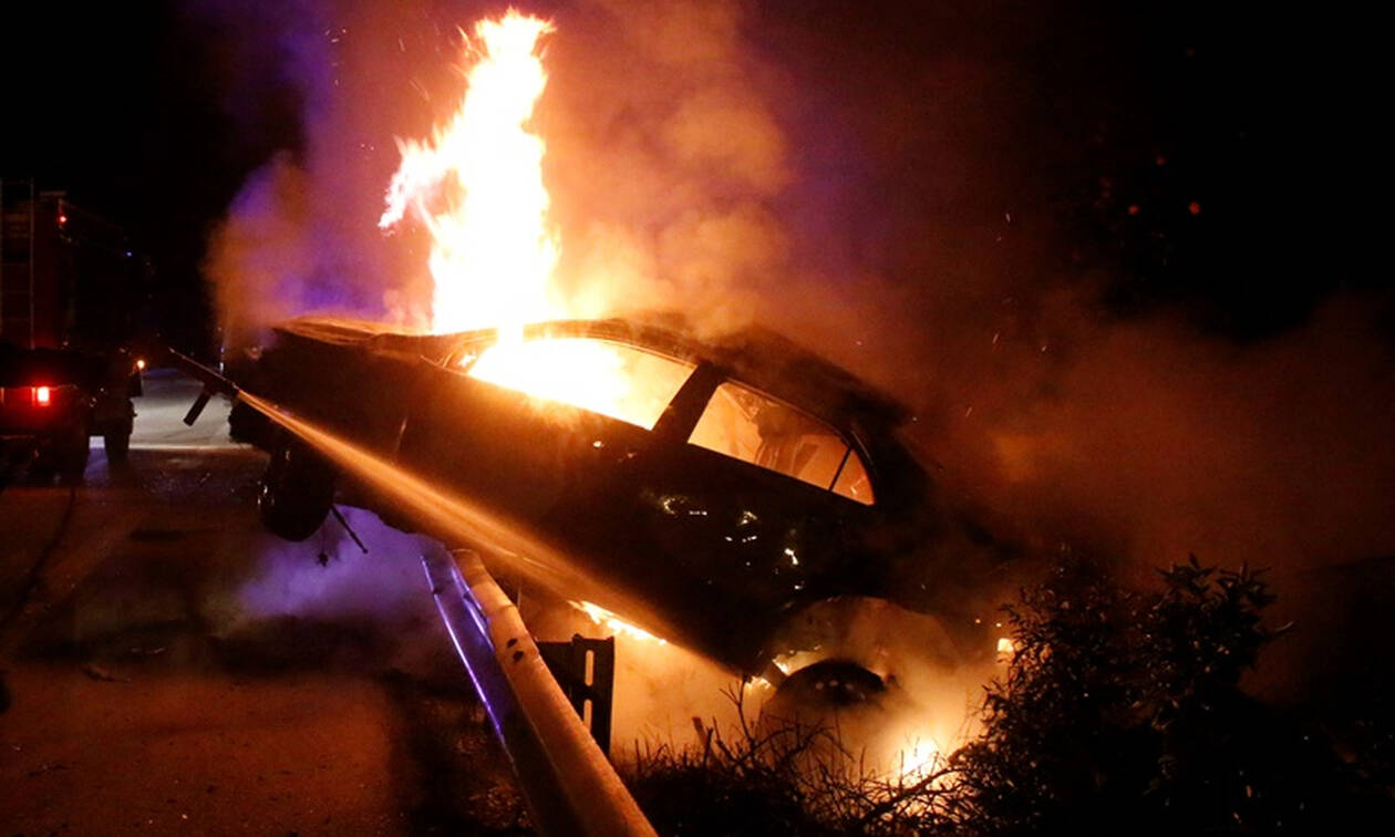 Τρόμος στην Αθηνών – Λαμίας: Αυτοκίνητο με μπουκάλες υγραερίου τυλίχθηκε στις φλόγες (vid)