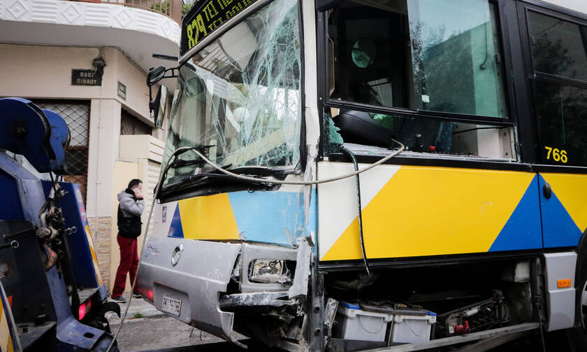 Απίστευτες εικόνες: Σφοδρή σύγκρουση λεωφορείων στο Αιγάλεω - 11 τραυματίες