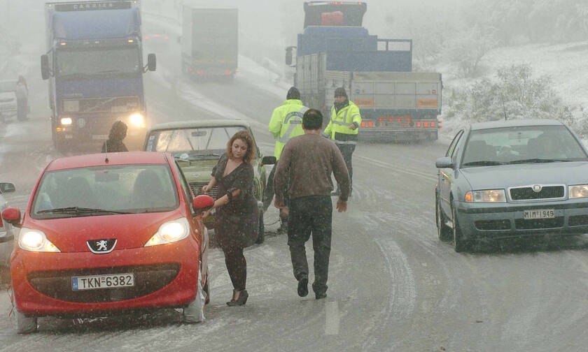Κακοκαιρία: Έντονη χιονόπτωση στη Φθιώτιδα – Εγκλωβισμένα οχήματα προς Δομοκό 