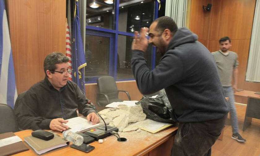 Ξύλο στο Δημοτικό Συμβούλιο Αχαρνών: Επιτέθηκαν με μπάζα (pics+vid)