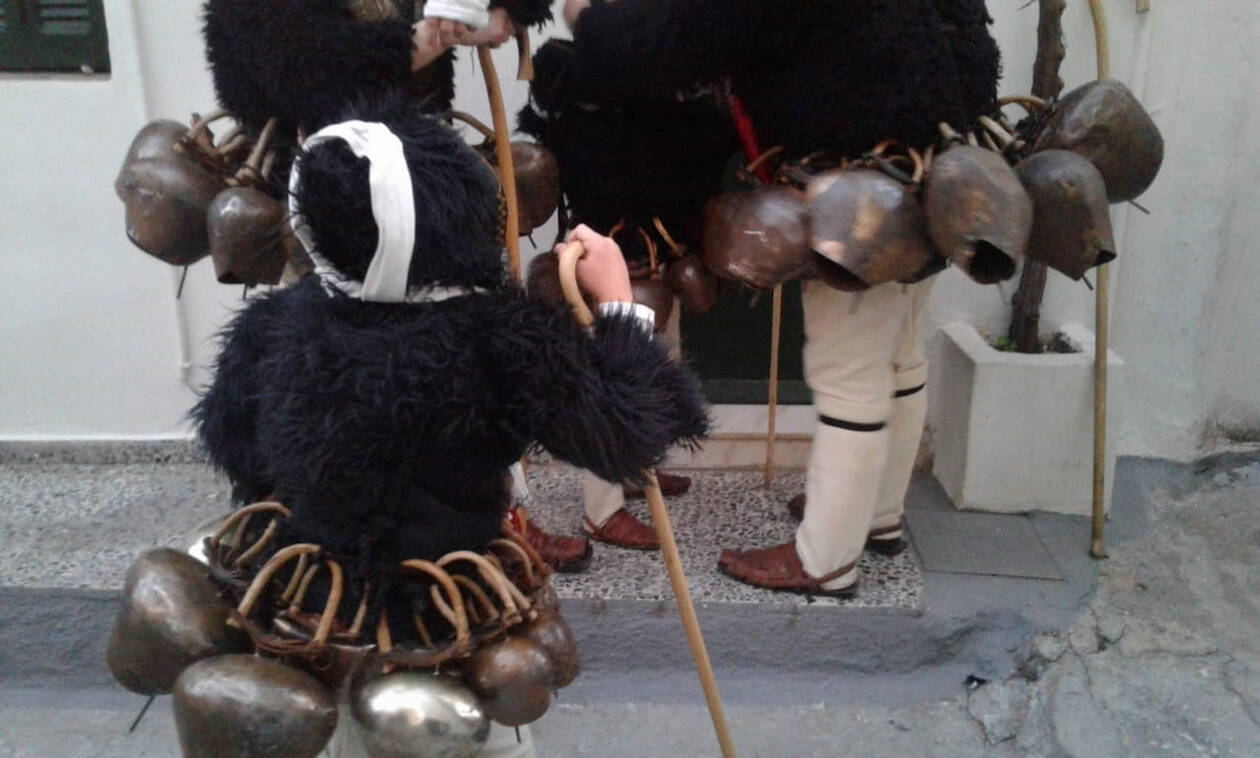 Οι κουδουνάδες έδωσαν ρυθμό και ελληνική «ταυτότητα» στο καρναβάλι της Σκύρου