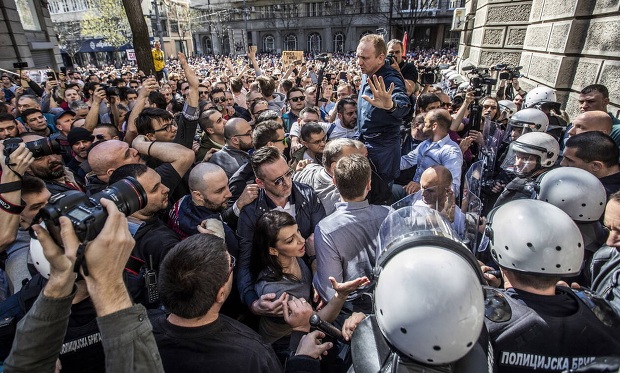Σερβία: Ο Βούτσιτς έπαιζε... σκάκι όσο οι διαδηλωτές πολιορκούσαν το προεδρικό μέγαρο (pic)
