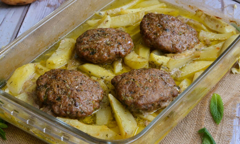 Η συνταγή της ημέρας: Μοσχαρίσια μπιφτέκια γεμιστά στο φούρνο με πατάτες