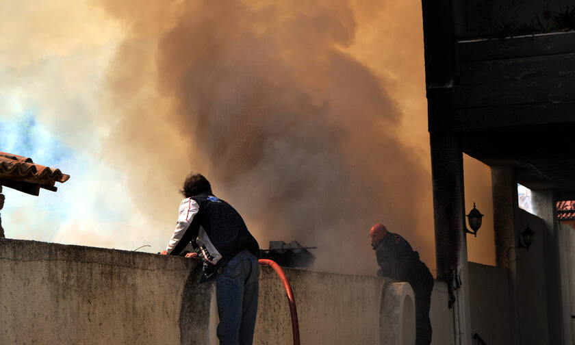 Μεγάλη φωτιά σε αποθήκη με χαρτικά στην Παιανία (pics)