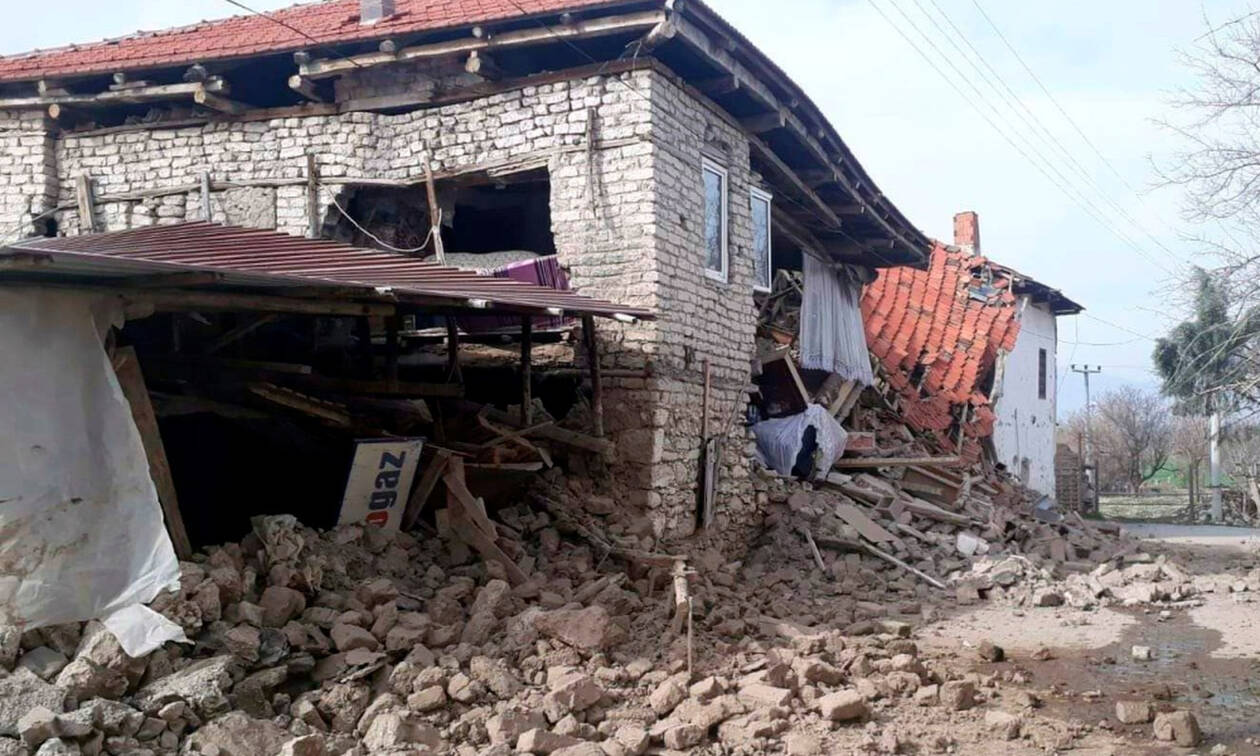 Τουρκία: Πήδηξε από το μπαλκόνι την ώρα του σεισμού - Τουλάχιστον 3 τραυματίες