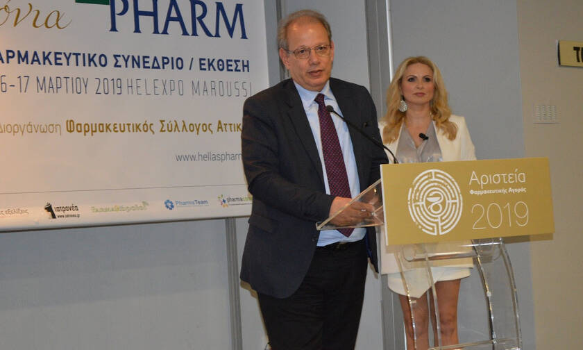 Οι φαρμακοποιοί βράβευσαν τον Δημήτρη Πενταφράγκα για την προσφορά του στο Ελληνικό Φάρμακο