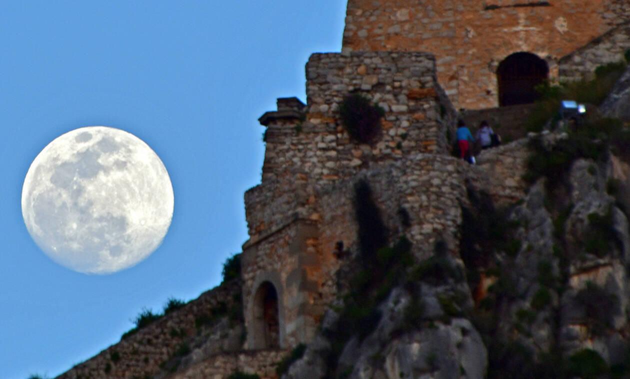 Εαρινή ισημερία με υπερπανσέληνο: «Καθηλώνει» την Ελλάδα το μαγευτικό θέαμα - Δείτε φωτογραφίες 