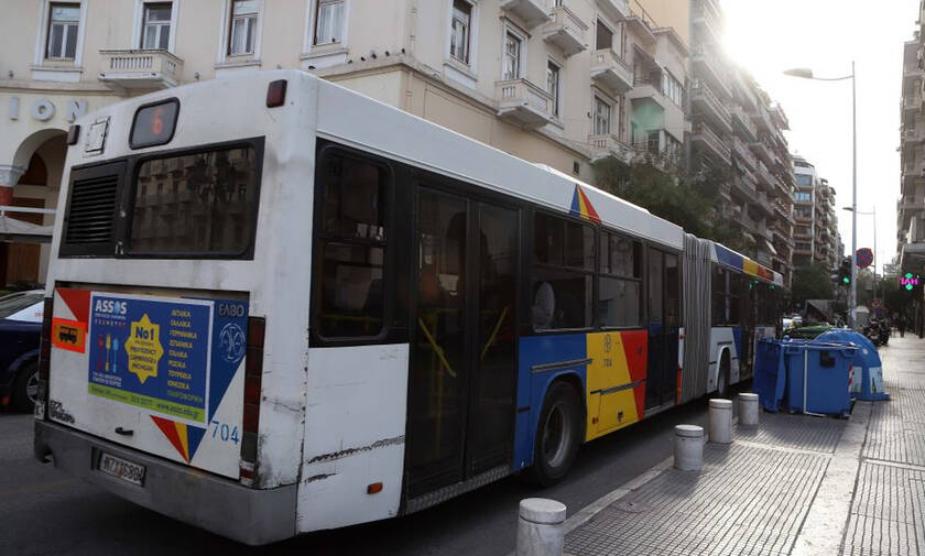 Πανικός στη Θεσσαλονίκη: Πήδηξε από το παράθυρο του λεωφορείου – Έκπληκτοι οι επιβάτες