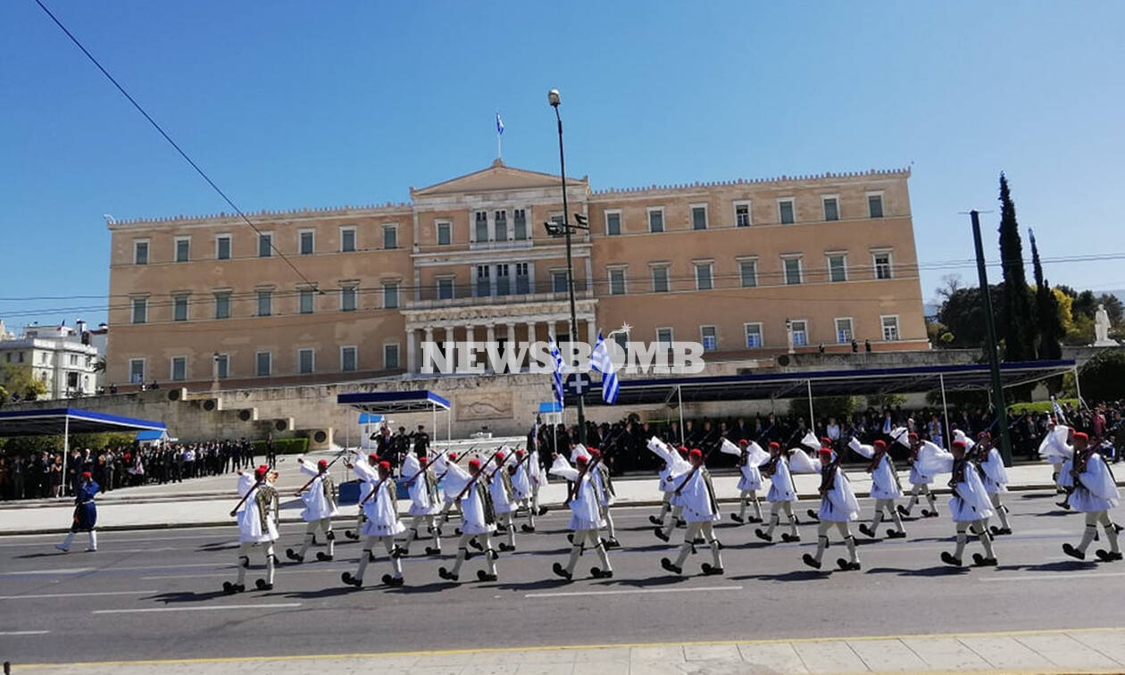 25η Μαρτίου - Παρέλαση: «Σείστηκε» η Αθήνα με τους Εύζωνες (vid)