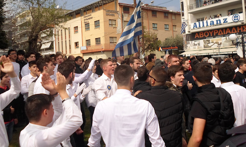 25η Μαρτίου: Φυγάδευσαν βουλευτή του ΣΥΡΙΖΑ μετά την παρέλαση στην Κατερίνη (vid) 