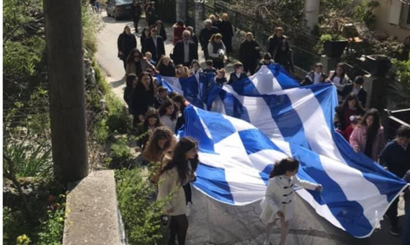 Ρίγη συγκίνησης στην Ασή Γωνιά: Παιδιά παρέλασαν κρατώντας μια τεράστια ελληνική σημαία