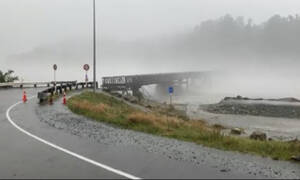 Τρομακτικές εικόνες στη Νέα Ζηλανδία: Γέφυρα κόβεται στα δύο από τα ορμητικά νερά (vid)