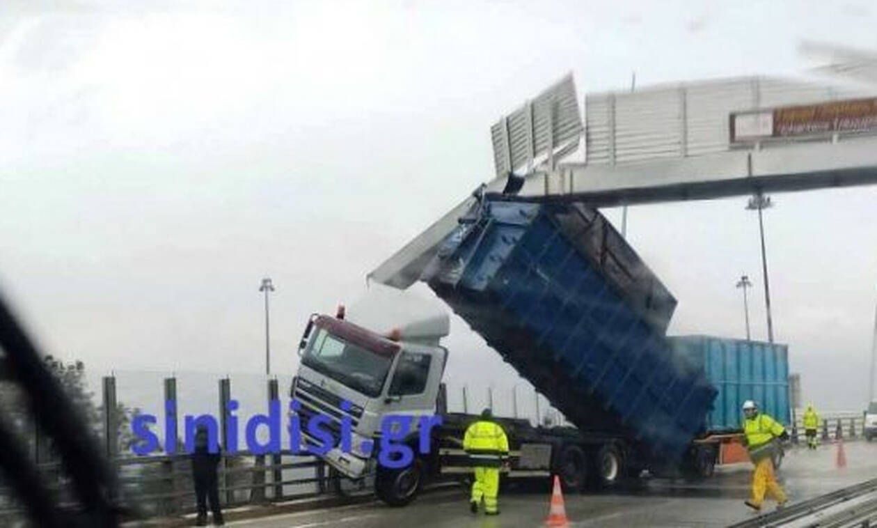 Εικόνες - ΣΟΚ στη γέφυρα Ρίου - Αντιρρίου: Ο αέρας σήκωσε νταλίκα! (pics)