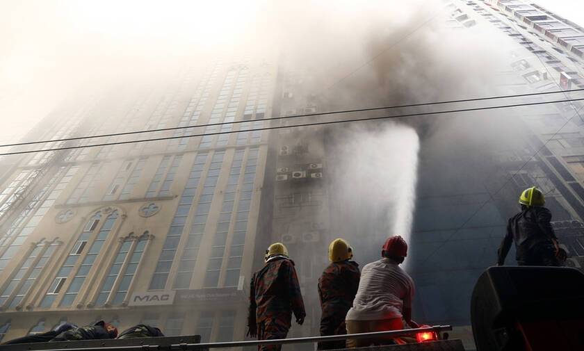 Πύρινη κόλαση στο Μπαγκλαντές: Τουλάχιστον 17 νεκροί από φωτιά σε πολυώροφο κτήριο (pics)