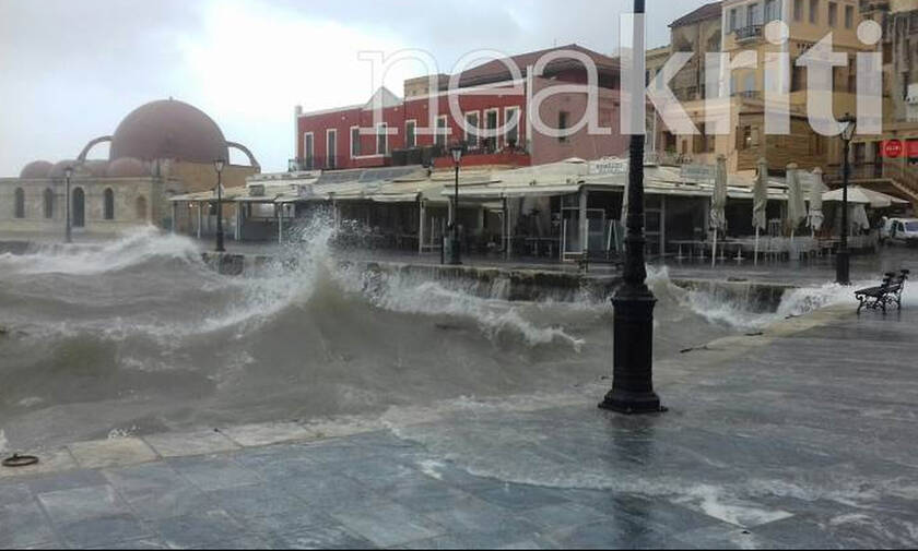 Κρήτη: «Πνίγηκαν» τα Χανιά - Τεράστια κύματα «κατάπιαν» το Ενετικό λιμάνι