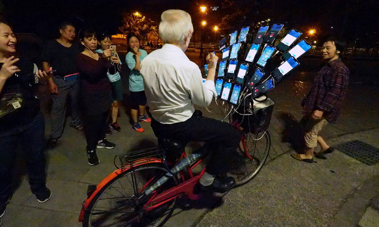Δεν θα πιστεύετε γιατί αυτό το ποδήλατο έχει ενσωματωμένα 22 κινητά τηλέφωνα! (pics)