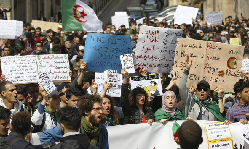 Αλγερία: Παραιτήθηκε ο προέδρος Μπουτεφλίκα - Στους δρόμους εκατοντάδες διαδηλωτές (pic)