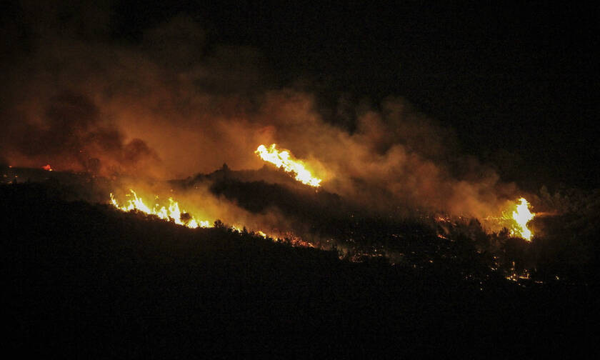 Φωτιά στην Ηλεία: Αναζωπύρωση στο Κουνουπέλι - Ολονύχτια μάχη με τις φλόγες (pics&vid)