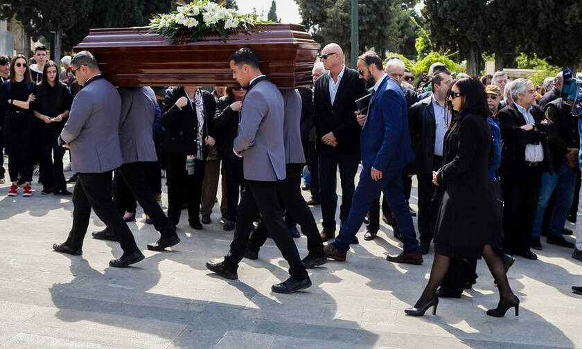 Κηδεία Βασίλη Λυριτζή: Θρήνος στο «τελευταίο αντίο» στο γνωστό δημοσιογράφο
