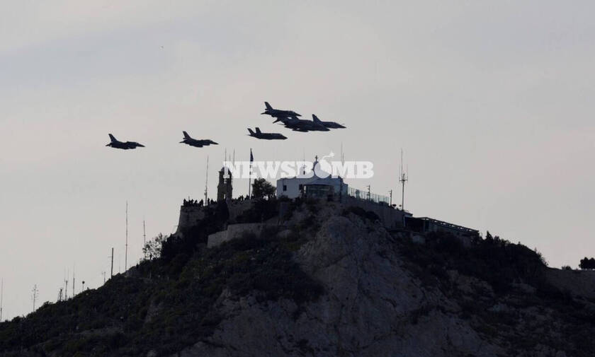 Μαχητικά αεροσκάφη πάνω από την Αθήνα: Τι συνέβη - Εντυπωσιακές εικόνες 