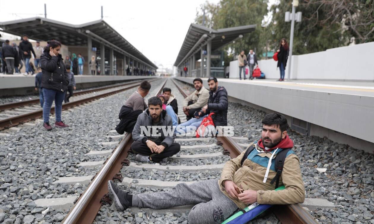 ΤΩΡΑ: Αποχωρούν οι πρόσφυγες σταδιακά από το σταθμό Λαρίσης (pic+vids)