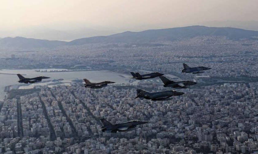 Ο «Ηνίοχος» χαιρετά την Αθήνα: Σμήνος μαχητικών πάνω από την πρωτεύουσα (pics)