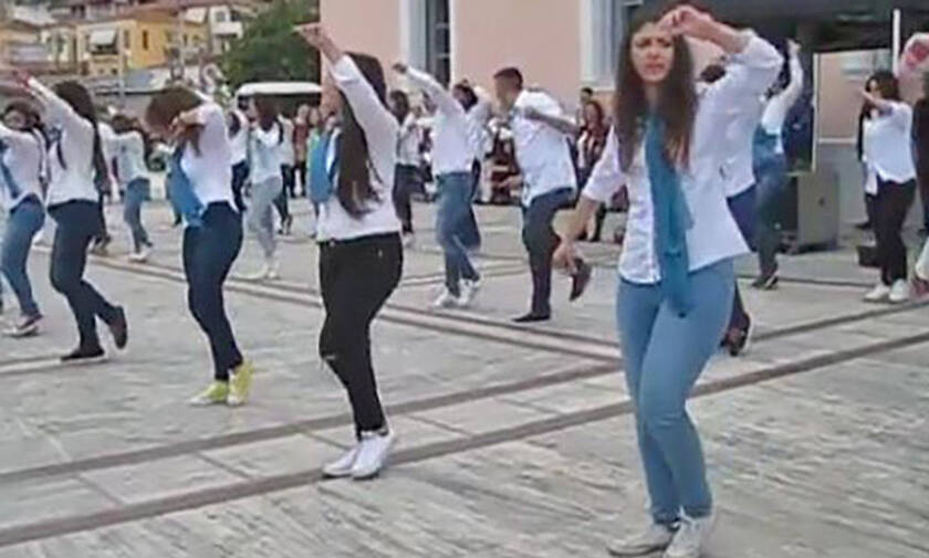 Καμαρώστε τη νέα γενιά Ελλήνων να χορεύει παραδοσιακούς χορούς! (video)