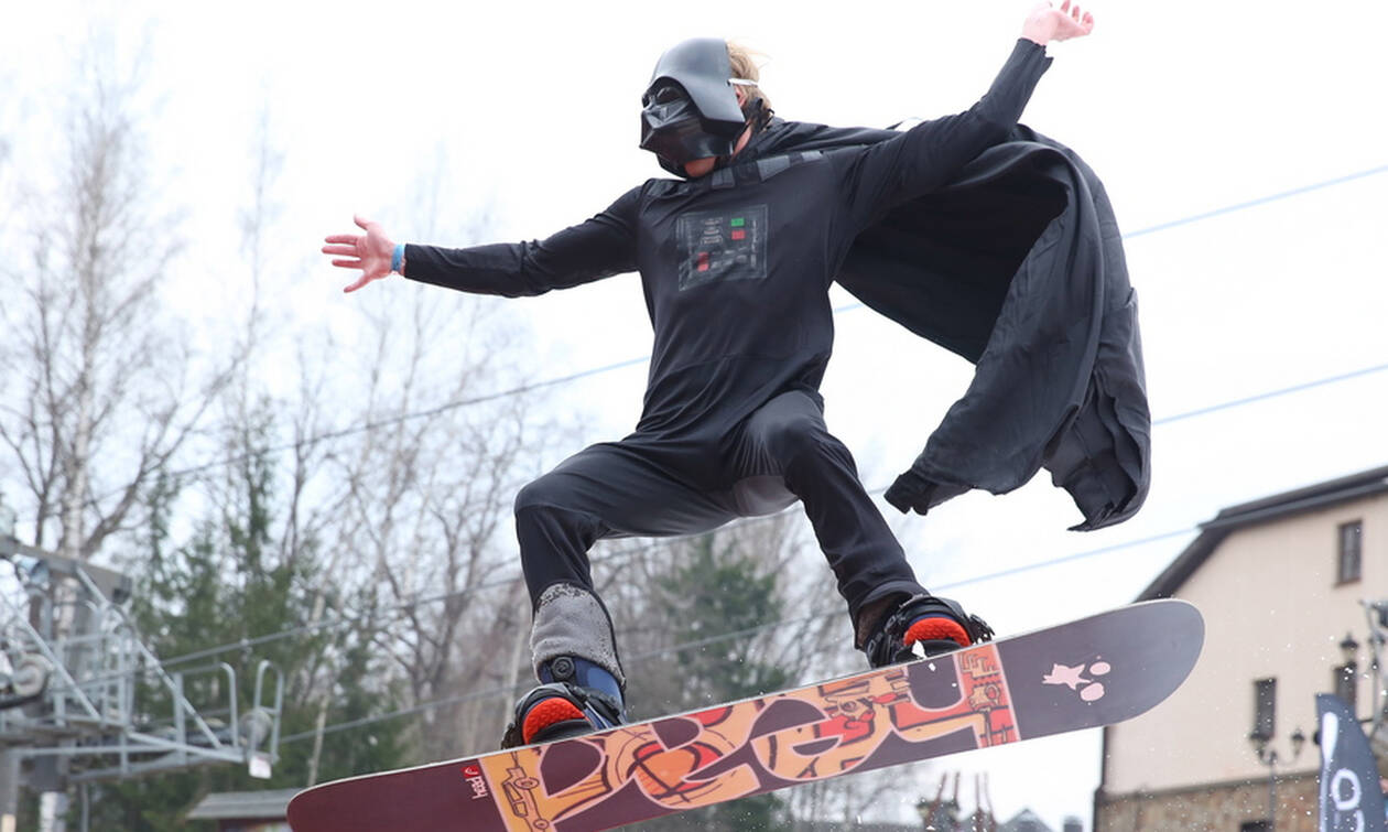 Τι κάνει ο Darth Vader πάνω σε ένα snowboard; (pics)