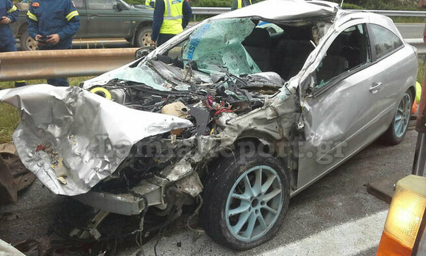 Σοβαρό τροχαίο στη Φθιώτιδα: Αυτοκίνητο «καρφώθηκε» σε βυτιοφόρο (pics)
