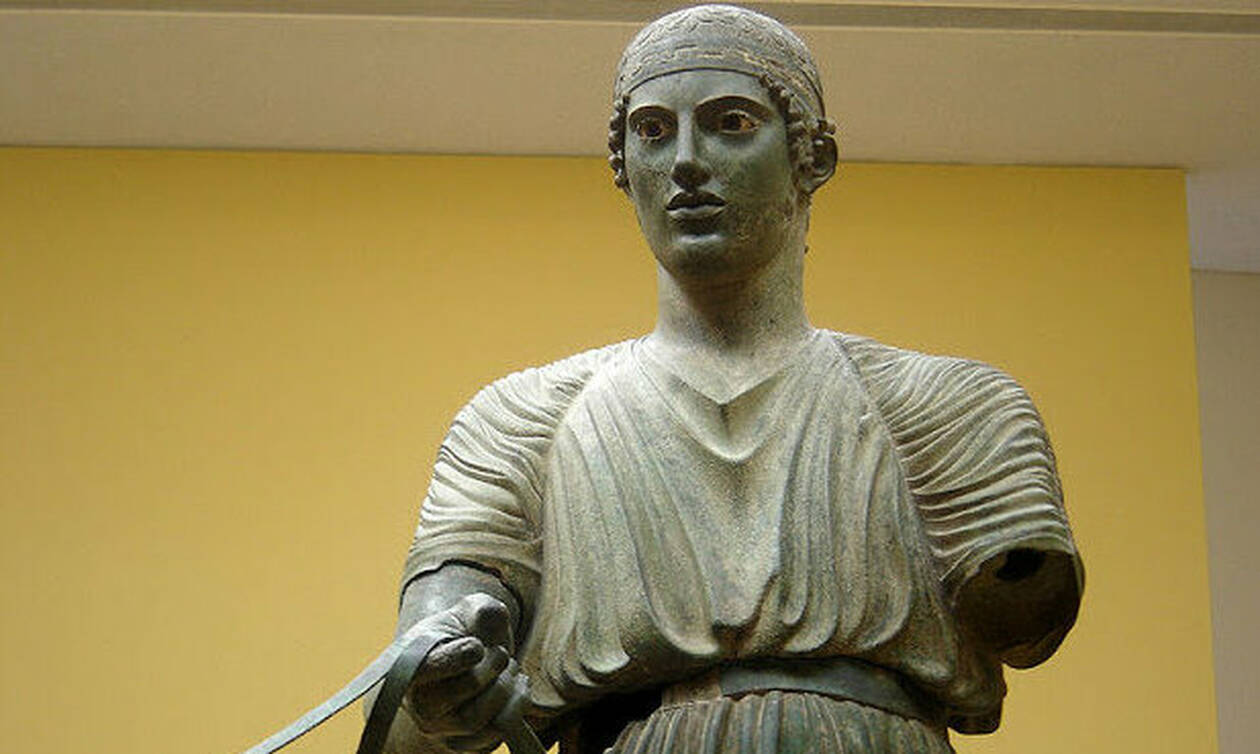 Σαν σήμερα το 1896 ανακαλύφθηκε το άγαλμα του Ηνίοχου