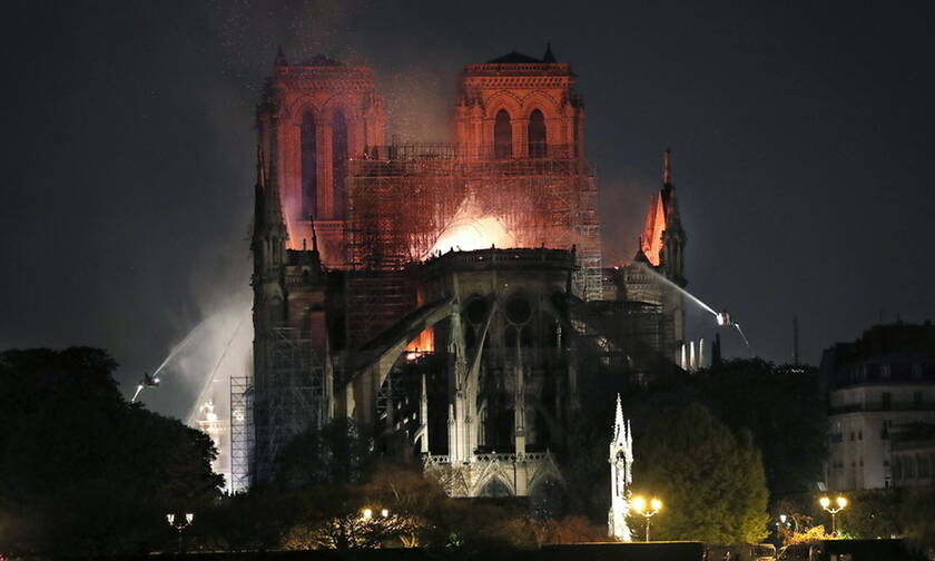 Παναγία των Παρισίων: Μεγάλη φωτιά στο μνημείο - Κατέρρευσε η στέγη (pics+vids)