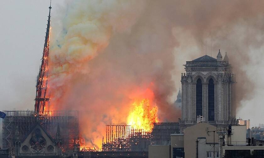 Φωτιά στην Παναγία των Παρισίων: Δείτε LIVE την καταστροφική πυρκαγιά