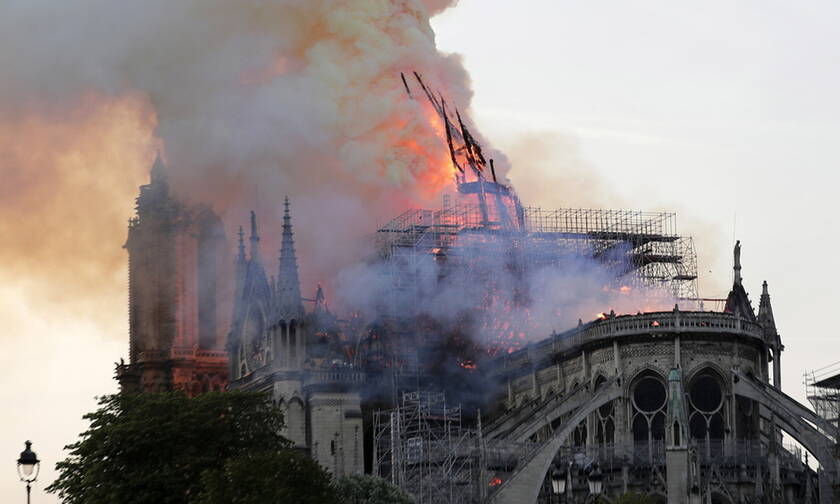 Παναγία των Παρισίων: Συγκλονιστικές εικόνες από τη φωτιά - Ανυπολόγιστη η καταστροφή στο μνημείο