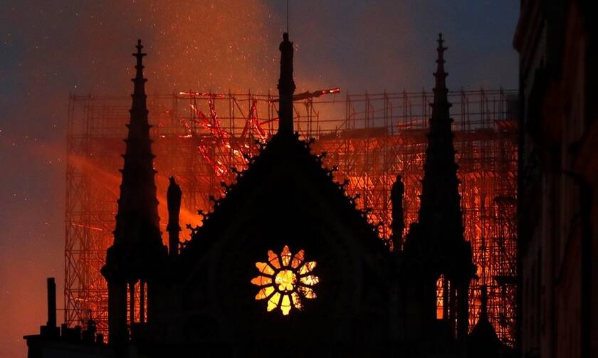 Παναγία των Παρισίων: Ολονύχτια μάχη με τις φλόγες - Ανυπολόγιστες καταστροφές (pics+vids)