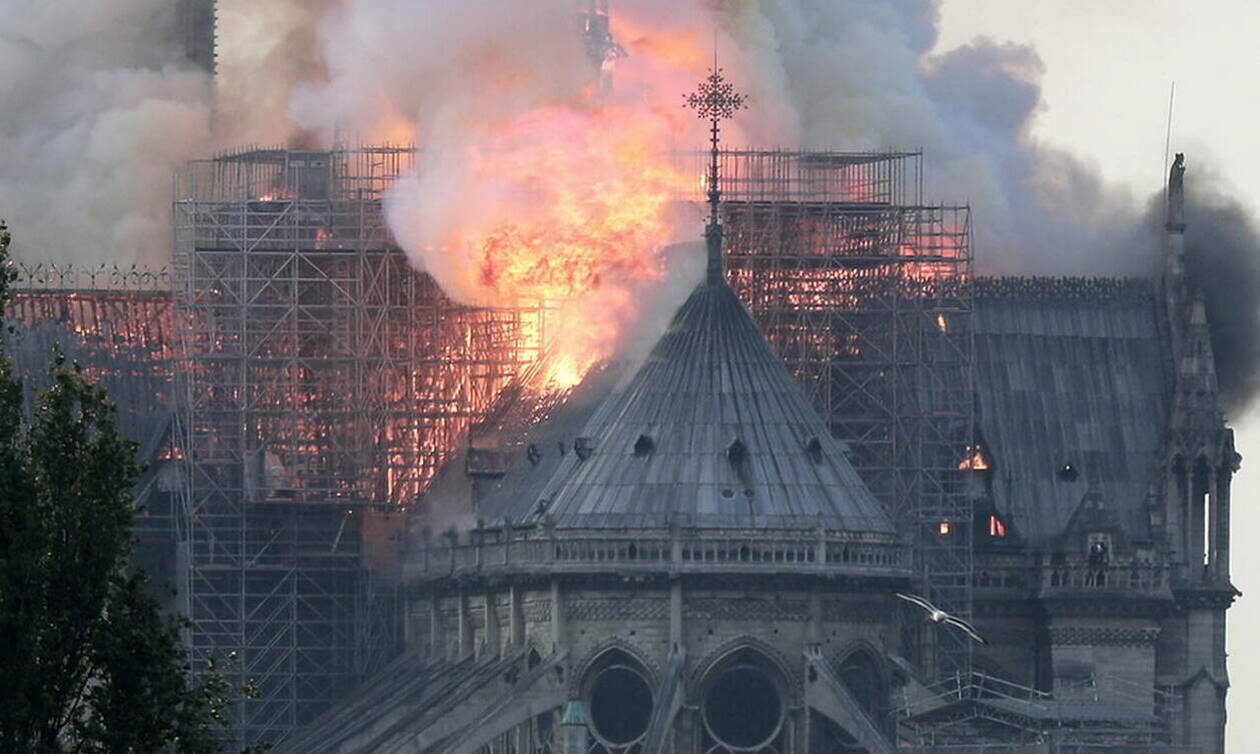 Παναγία των Παρισίων LIVE: Στις φλόγες ο ναός – Παγκόσμιο ΣΟΚ από την ανυπολόγιστη καταστροφή