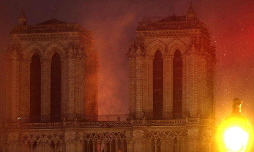 Φωτιά στην Παναγία των Παρισίων: Τραυματίστηκε σοβαρά πυροσβέστης