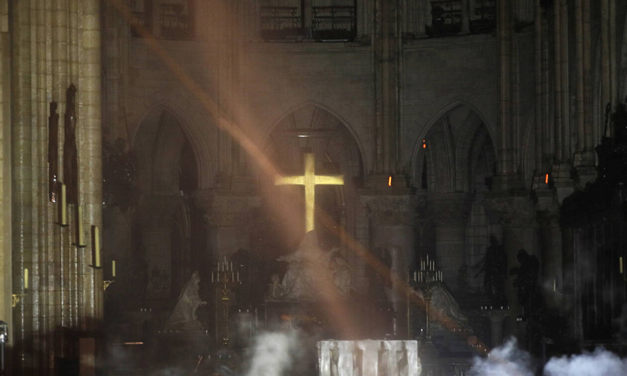 Παναγία των Παρισίων: Εικόνες - σοκ μέσα από τον φλεγόμενο ναό