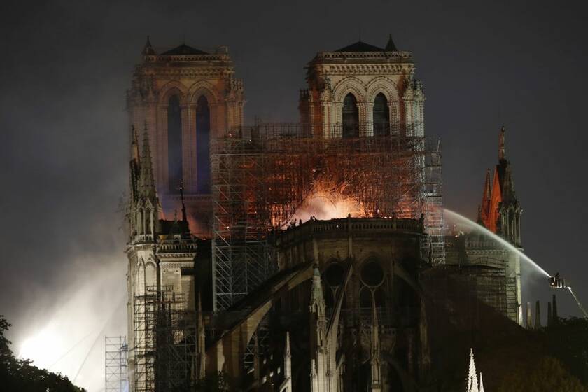 ΣΟΚ: Τι απειλεί τώρα την Παναγία των Παρισίων εκτός από τη φωτιά (pics)