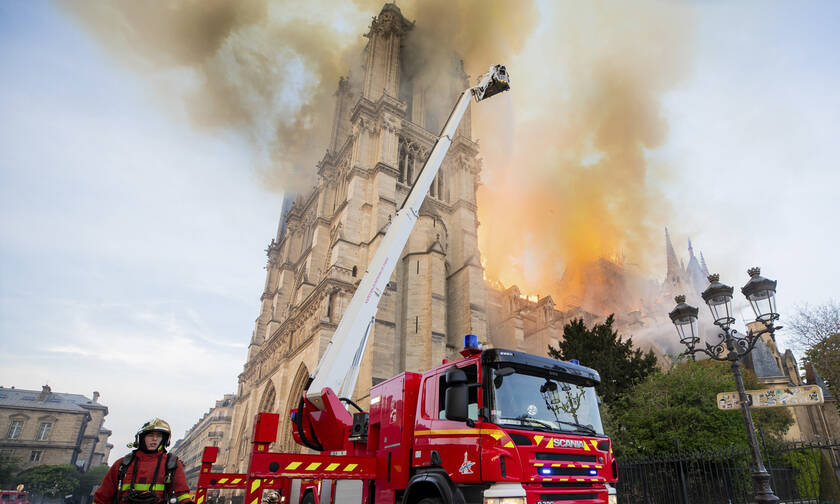 Παναγία των Παρισίων: Χτίστηκε σε 2 αιώνες, κάηκε σε 65 λεπτά - Σοκάρουν οι εικόνες
