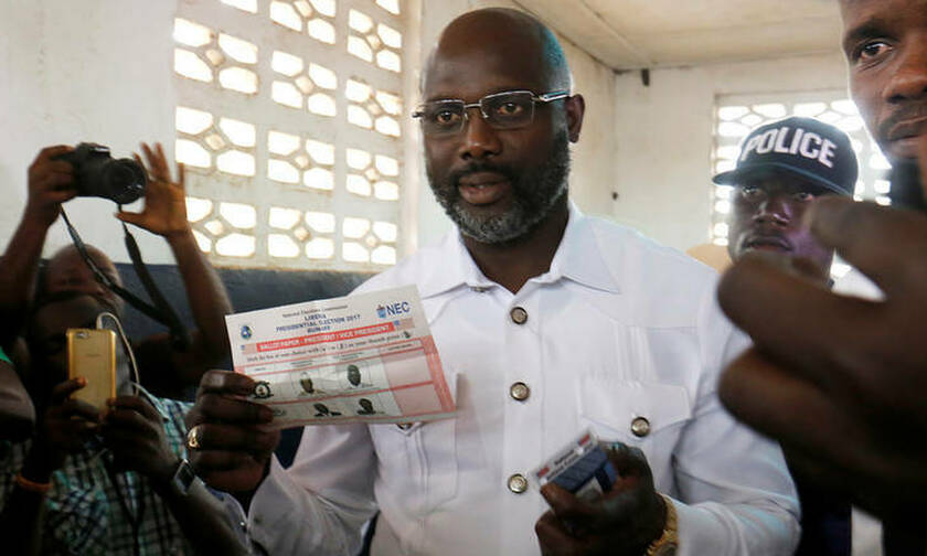 Τρόμος για τον Πρόεδρο της Λιβερίας: Εγκατέλειψε εσπευσμένα το γραφείο του - Δείτε γιατί