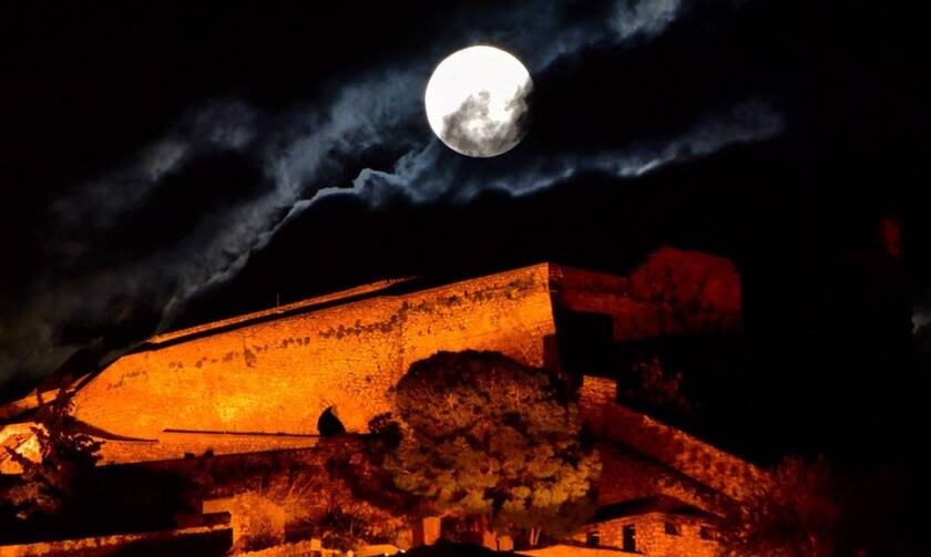 Πανσέληνος: Μάγεψε το «ροζ φεγγάρι» - Εντυπωσιακές εικόνες κατέγραψε ο φωτογραφικός φακός (pics)