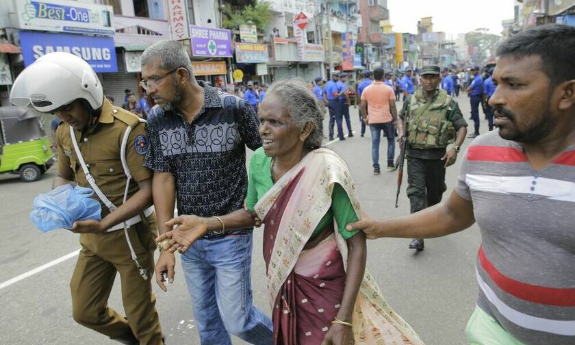 Εκατόμβη νεκρών στη Σρι Λάνκα: 156 οι νεκροί από το μπαράζ βομβιστικών επιθέσεων (pics+vid)