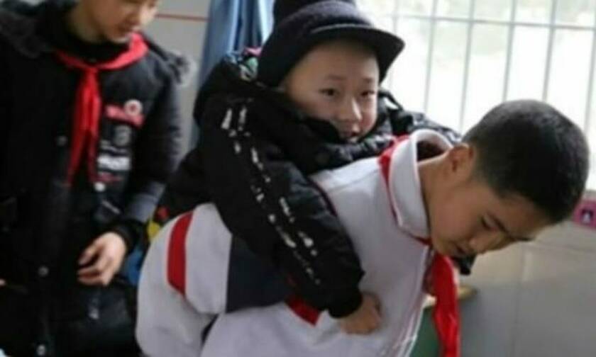Λατρεμένος 12χρονος κουβαλά τον ανάπηρο φίλο του καθημερινά στο σχολείο