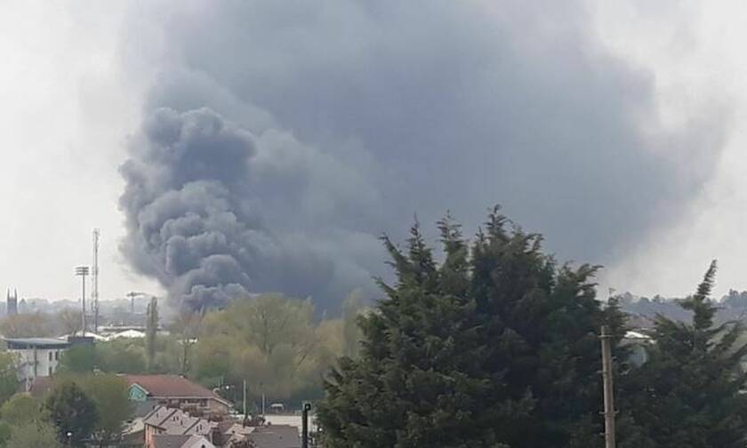 Συναγερμός στη Βρετανία: Πανικός από αλλεπάλληλες εκρήξεις (pics+vid)