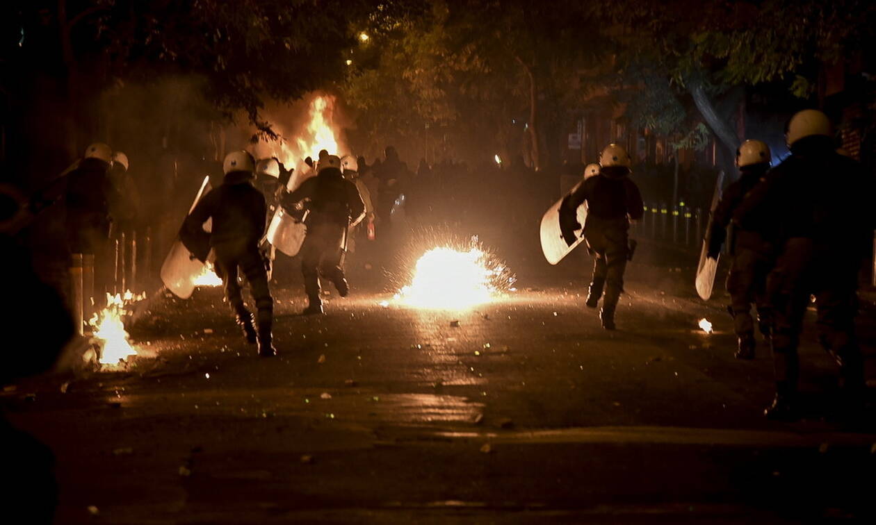 Νέα ένταση στο κέντρο της Αθήνας - Επιθέσεις με μολότοφ στο Πολυτεχνείο