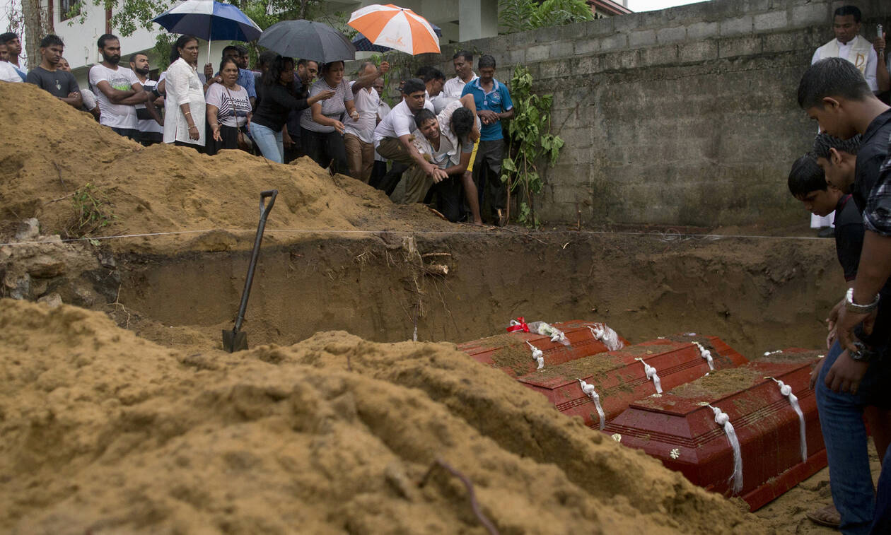 Θρήνος στη Σρι Λάνκα: Στους 310 οι νεκροί από τις βομβιστικές επιθέσεις